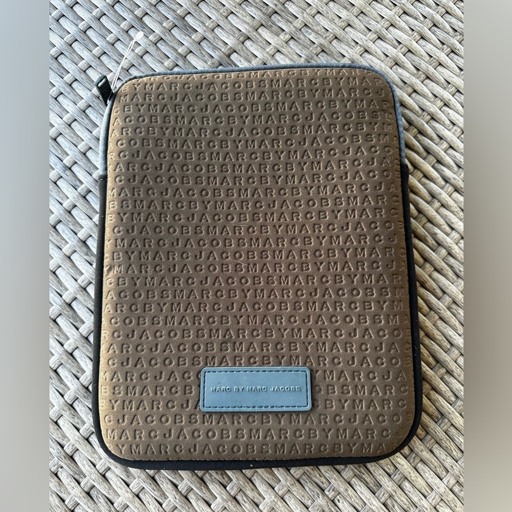Marc by Marc Jacobs standard supply Logo neoprene fleece lined tablet zip case